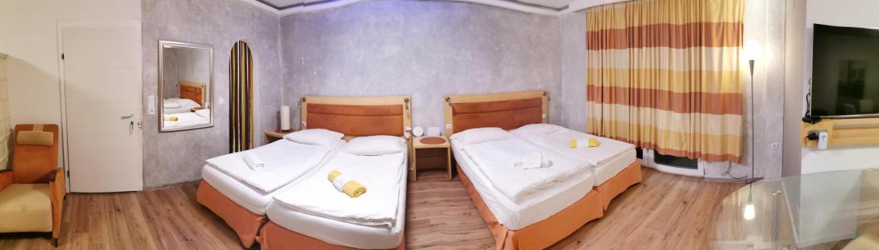 Pension Foehrenhain Gerasdorf bei Wien Bagian luar foto