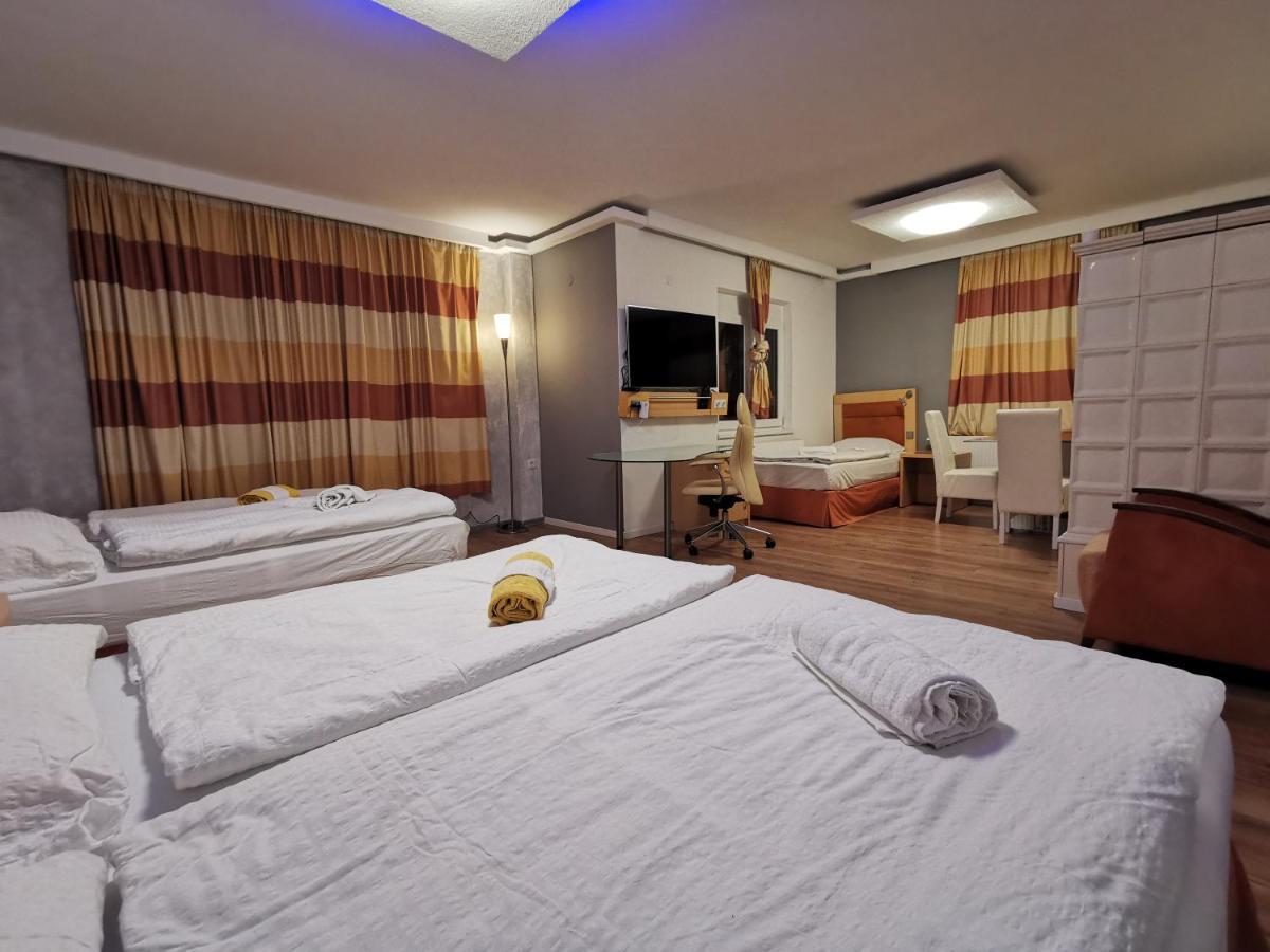 Pension Foehrenhain Gerasdorf bei Wien Bagian luar foto