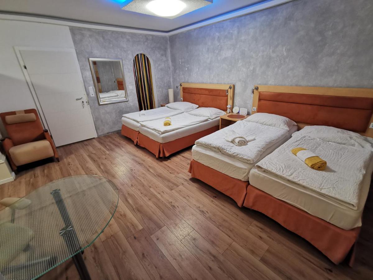 Pension Foehrenhain Gerasdorf bei Wien Bagian luar foto