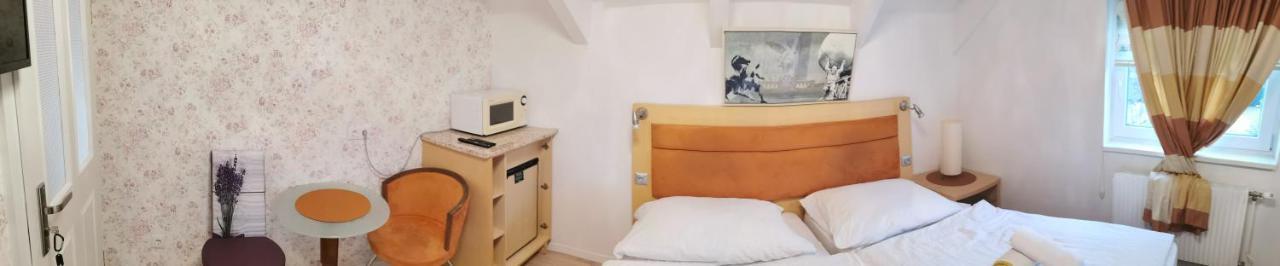 Pension Foehrenhain Gerasdorf bei Wien Bagian luar foto
