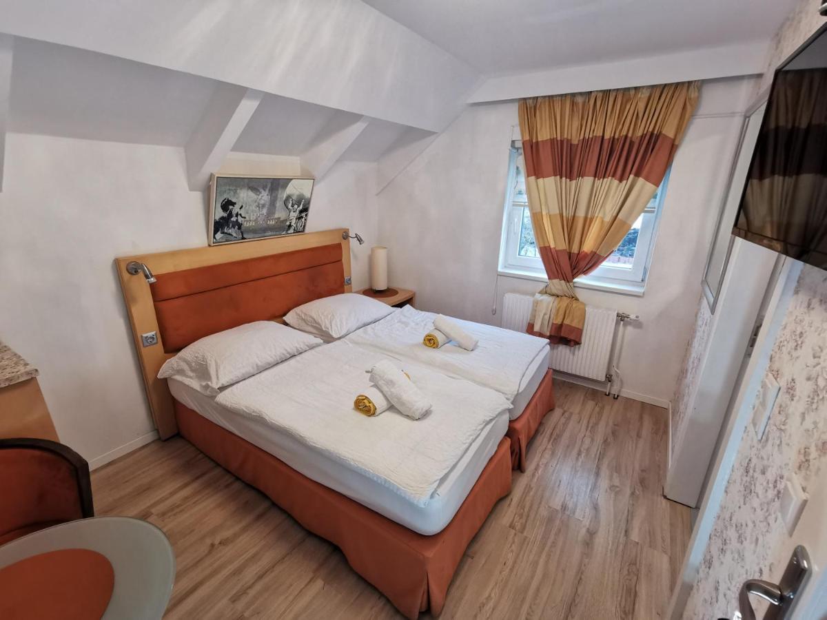 Pension Foehrenhain Gerasdorf bei Wien Bagian luar foto