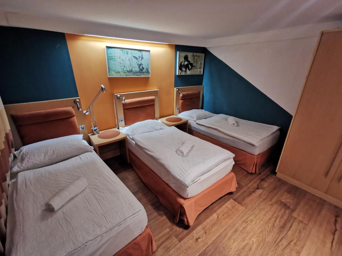 Pension Foehrenhain Gerasdorf bei Wien Bagian luar foto