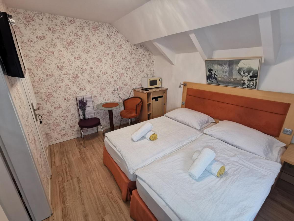 Pension Foehrenhain Gerasdorf bei Wien Bagian luar foto